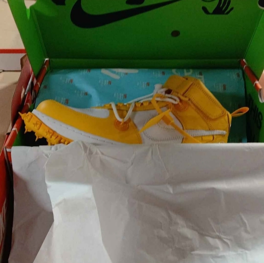 Brand NEW Nike Air Force 1 Mid SP x Off-White "Varsity Maize" sneaker. Mens